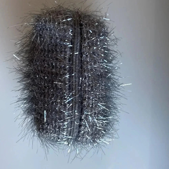 š„4/$20Ā MACāCosmetics Bag - Picture 2 of 8